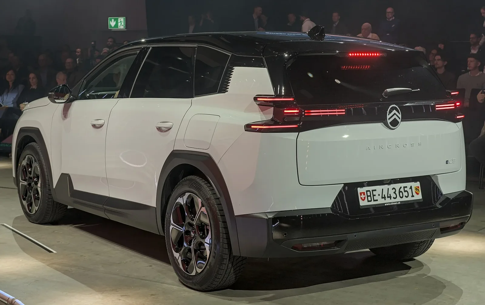 Exterior view of the Citroën ë-C5 Aircross.