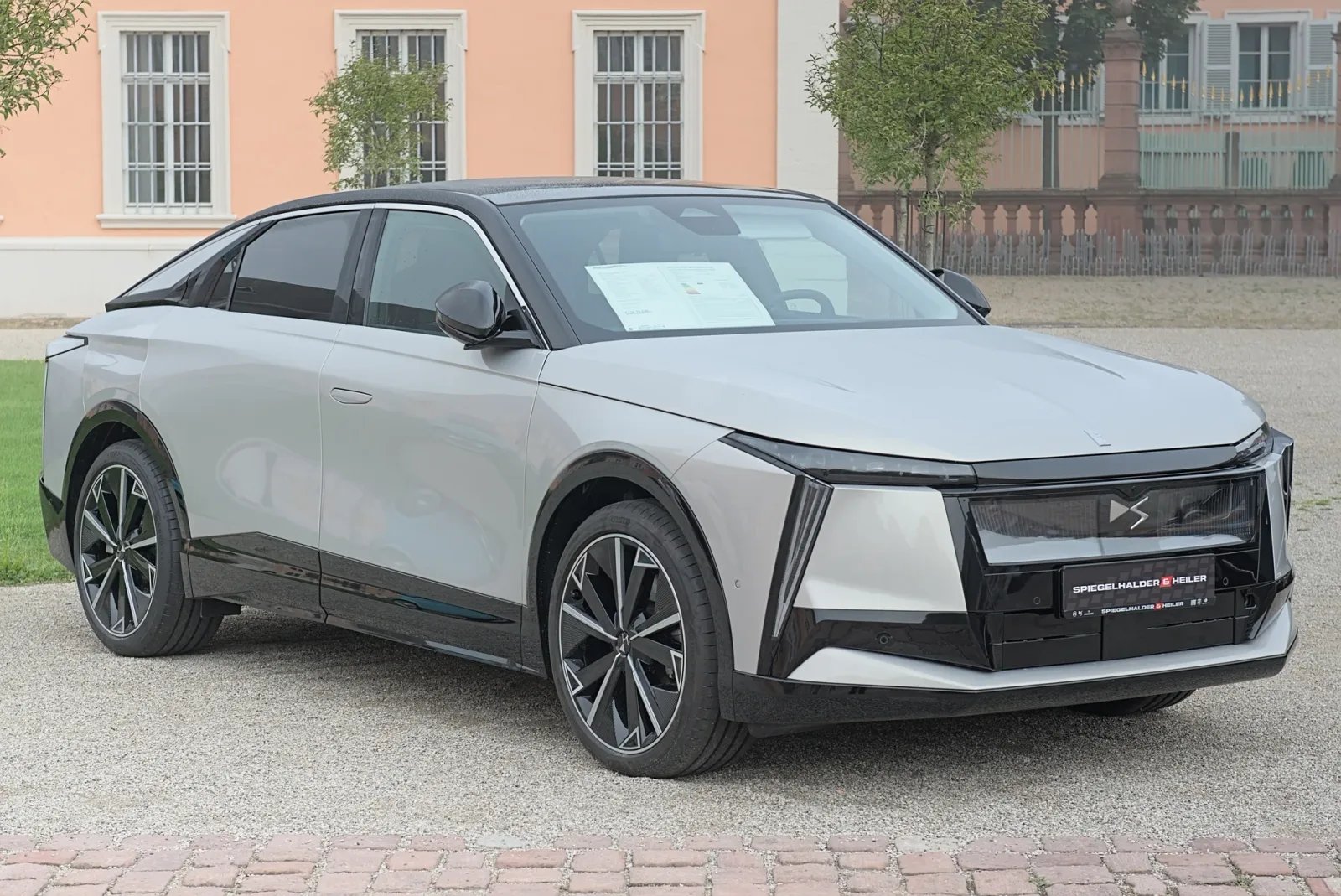 DS Automobiles N°8