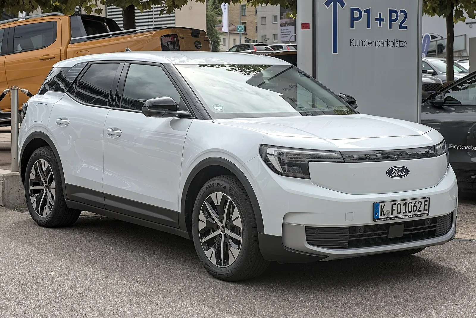 Ford Explorer, exterior three-quarter view.