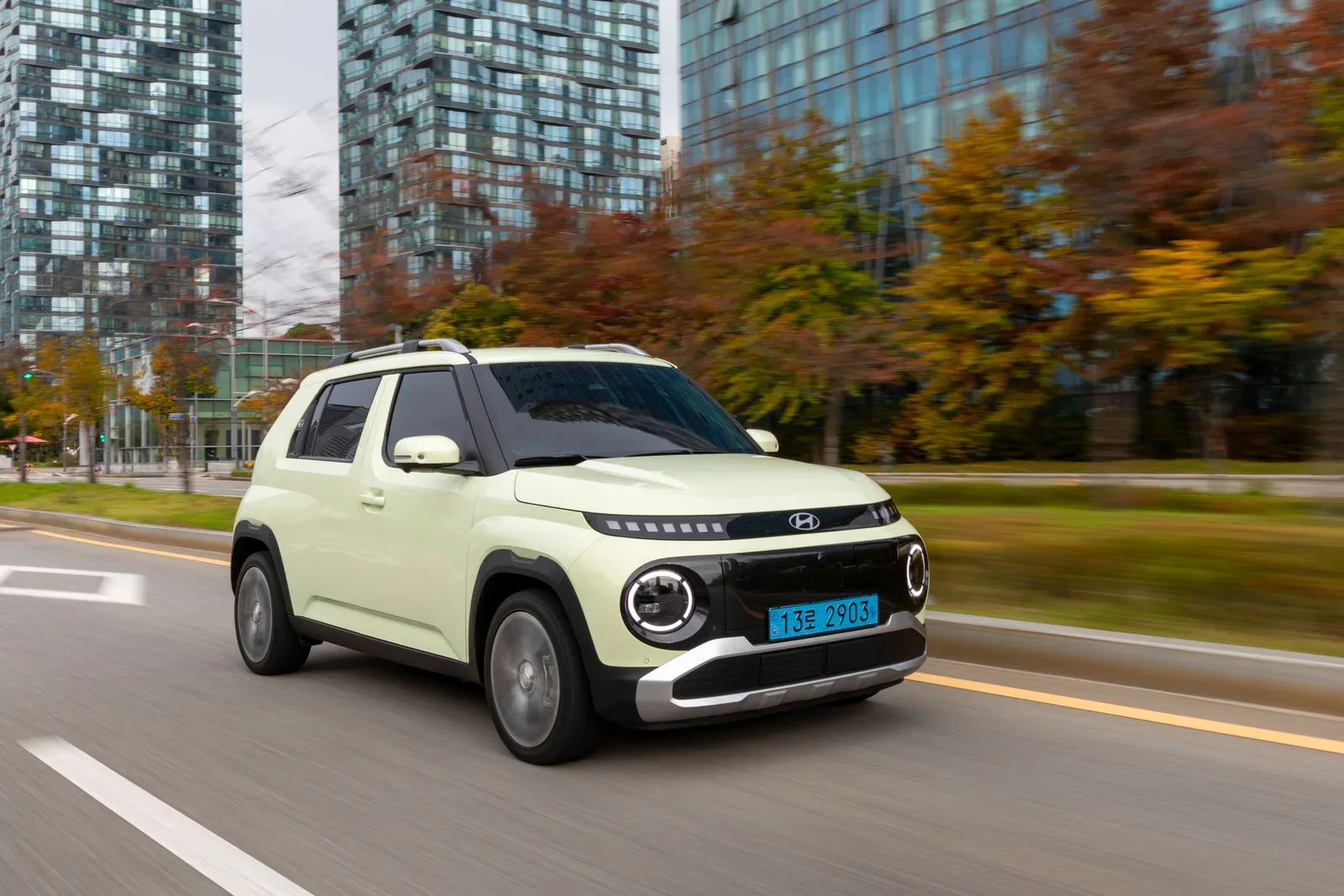 Hyundai INSTER, front three-quarter view outdoors.