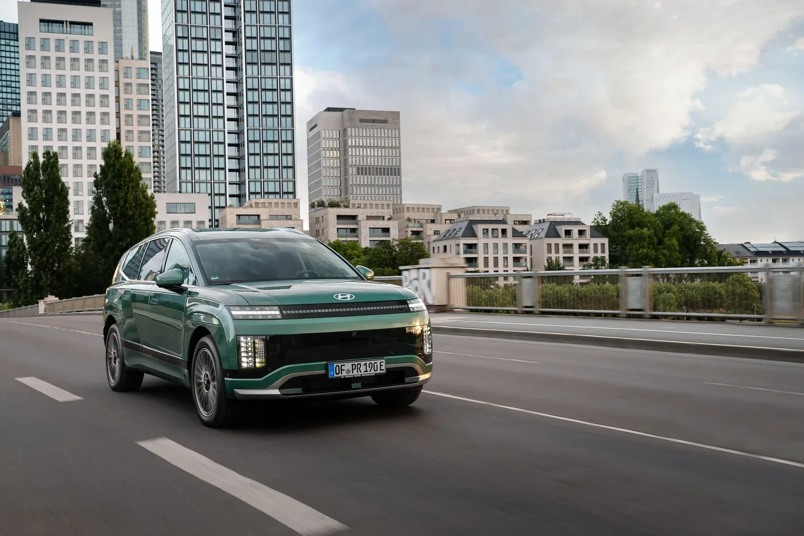 Hyundai IONIQ 9, front three-quarter view outdoors.