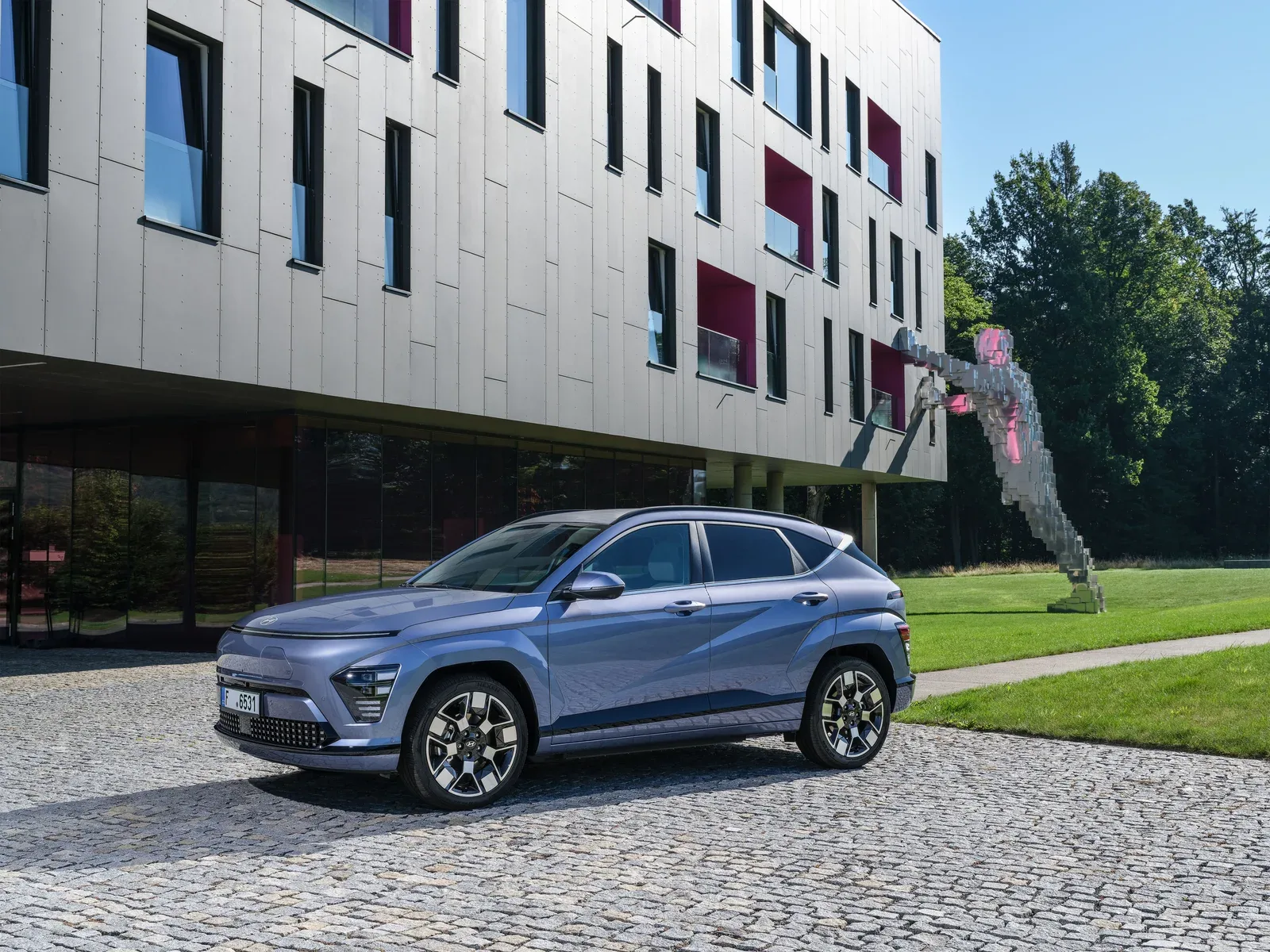 Hyundai KONA Electric, front three-quarter view outdoors.