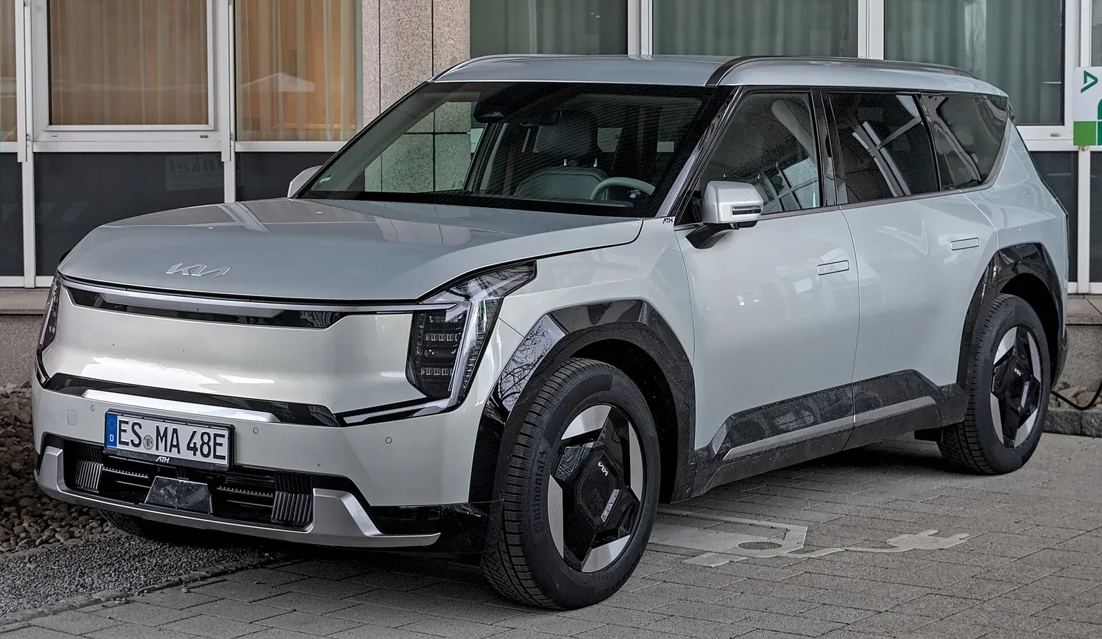 Kia EV9, exterior three-quarter view.