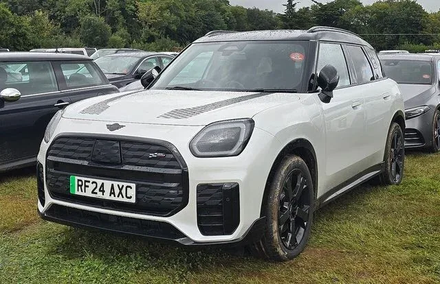 MINI Countryman Electric, exterior three-quarter view.