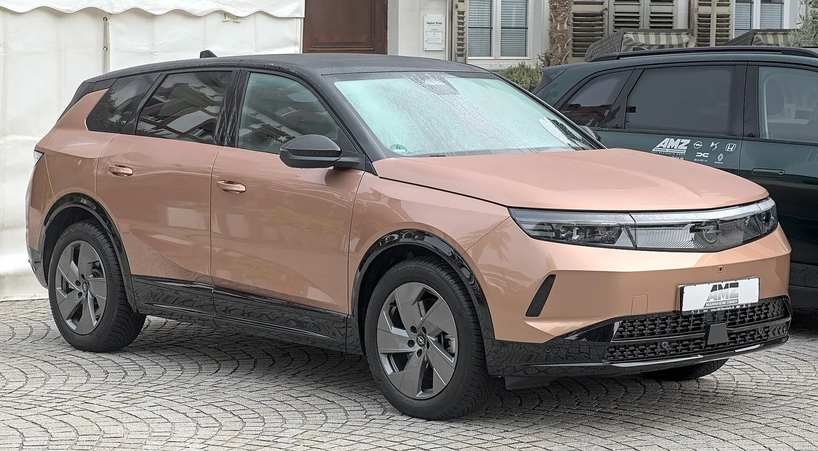 Opel Grandland Electric, exterior three-quarter view.