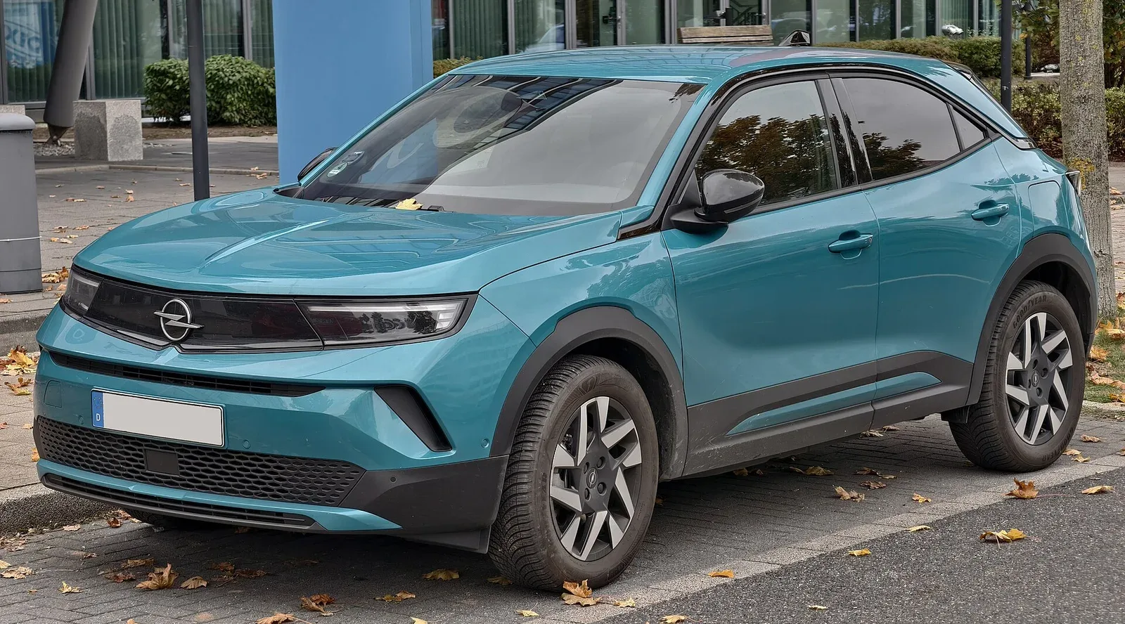 Opel Mokka Electric, exterior three-quarter view.