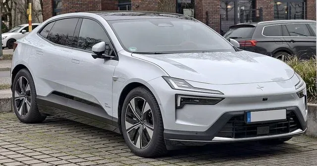 Polestar 4, exterior three-quarter view.