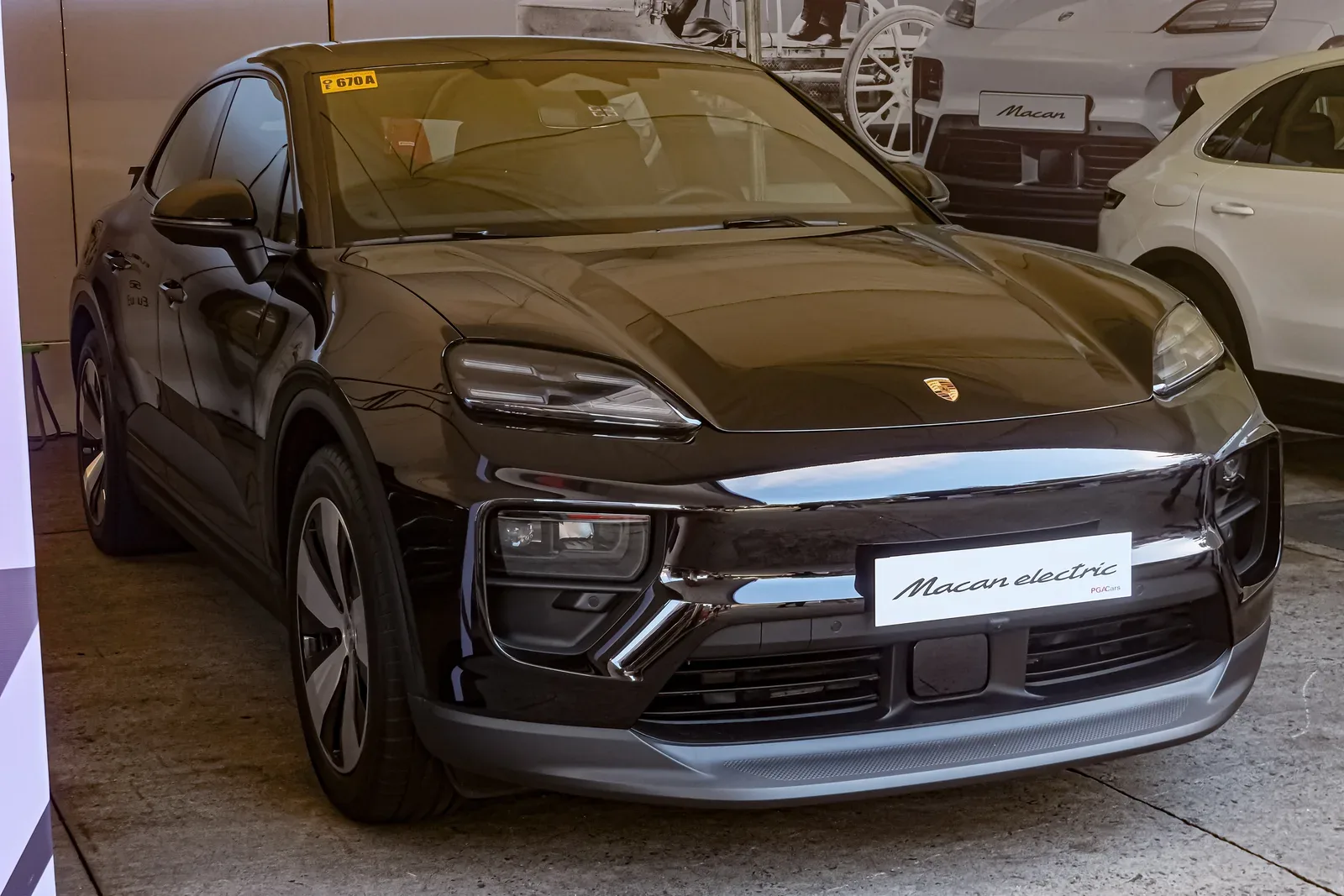 Porsche Macan Electric, exterior three-quarter view.
