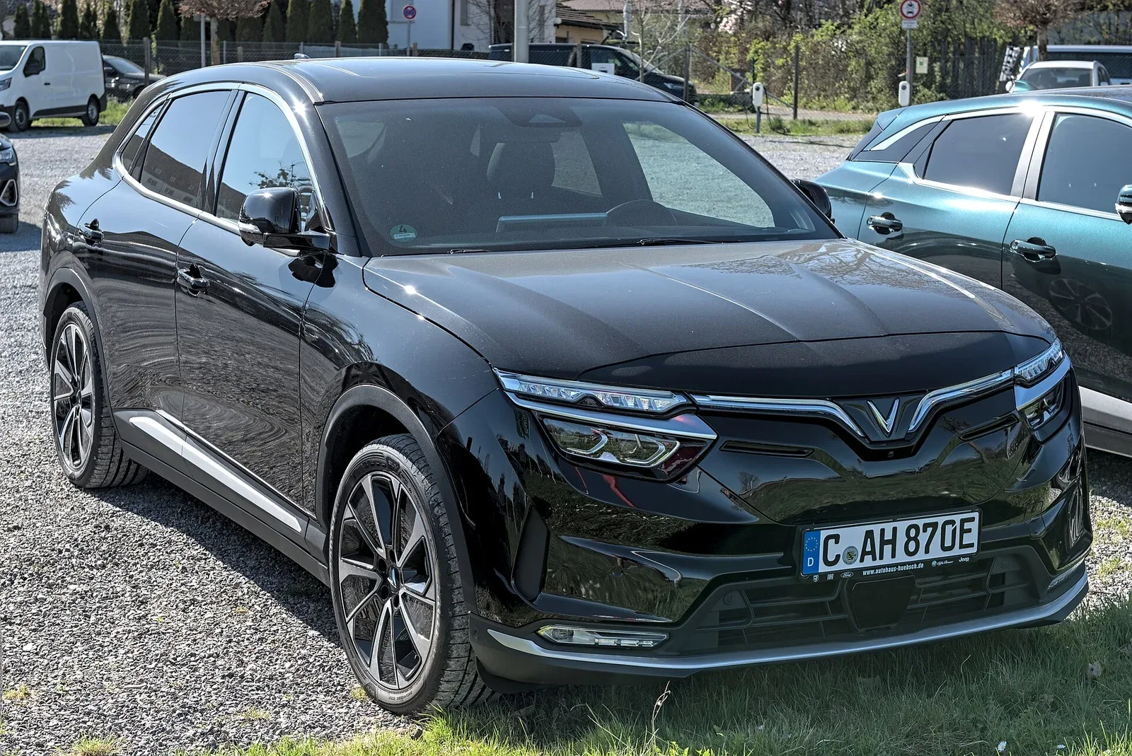 VinFast VF 8, exterior three-quarter view.