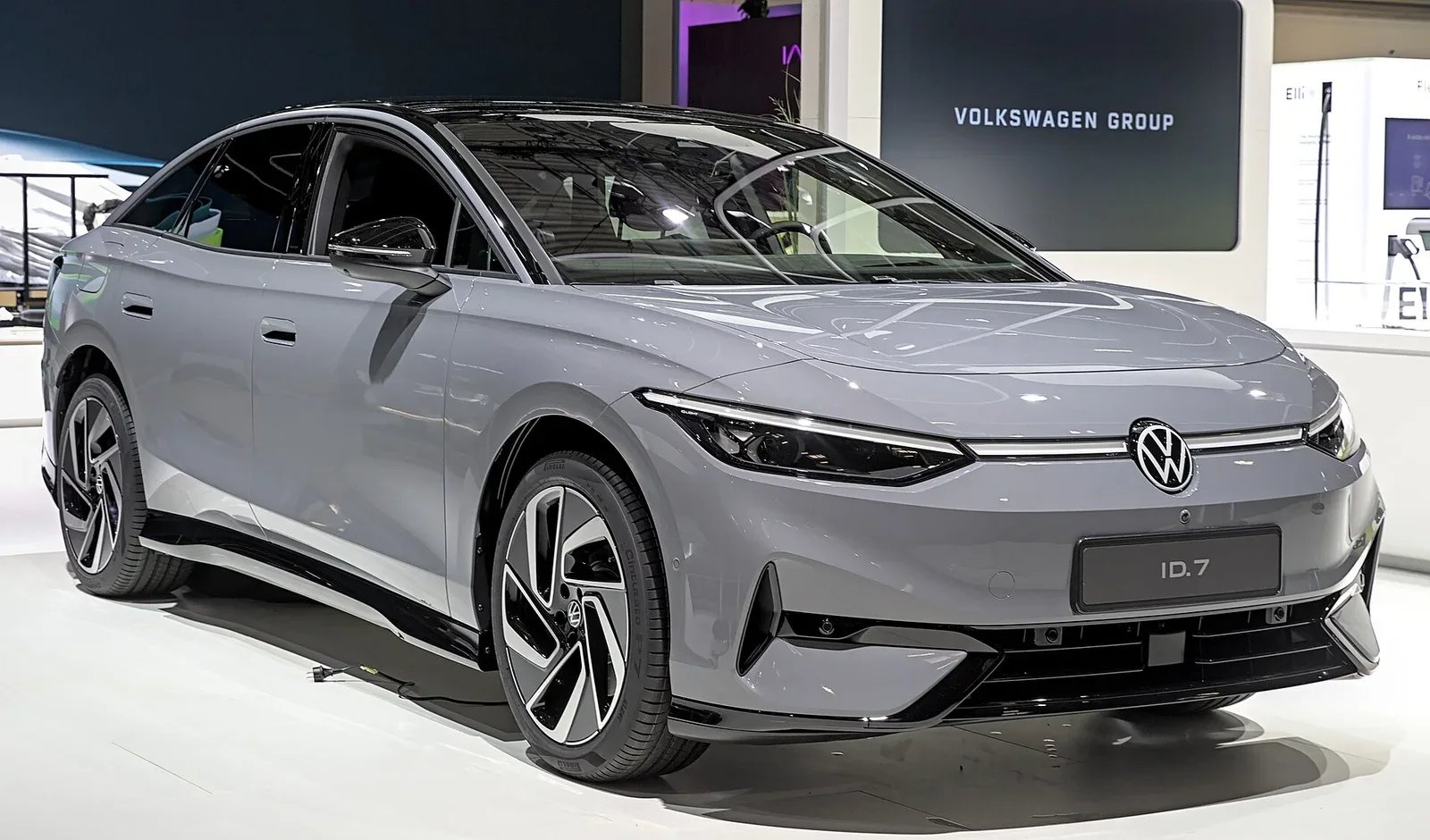 Volkswagen ID.7, exterior three-quarter view.